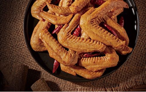 舔唇咂嘴龙岩下洋泡鸭爪泡椒泡鸭翅永定土楼客家泡鸭掌鸭肉零食