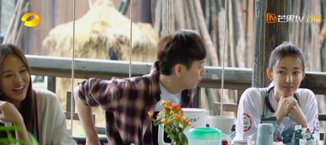 宋茜陈乔恩齐聚蘑菇屋,吴亦凡穿的裤子接地气,头发厚重又胖了