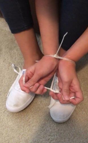 美国男子常把儿子手脚绑住自己去买毒品,10多个小时对其不管不顾