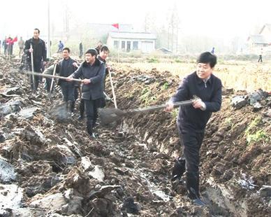 图为:2011年12月8日,监利县委书记董新发在新沟镇横台村调研并参加疏