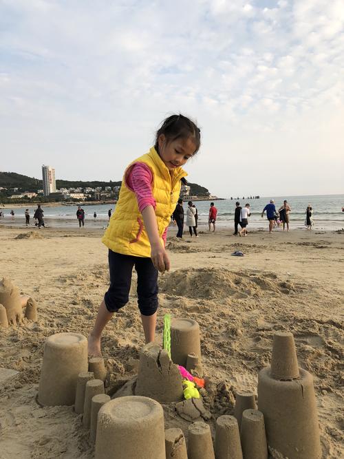 妞妞和哥哥一起堆沙城堡