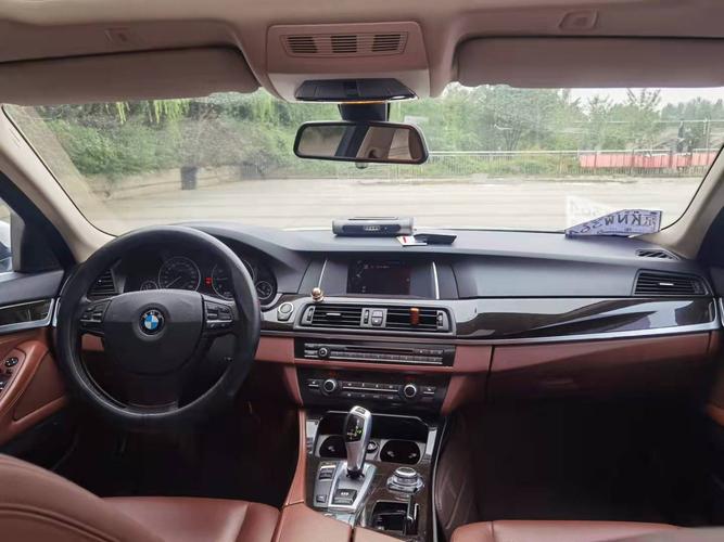 宝马525li领先到手,2015年9月上牌,9.29万公里,3次过户