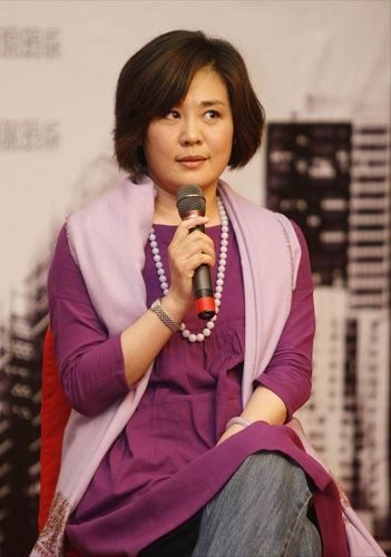 同是59岁的丛珊和蔡明,穿搭风格还挺不一样,一个端庄一个柔美