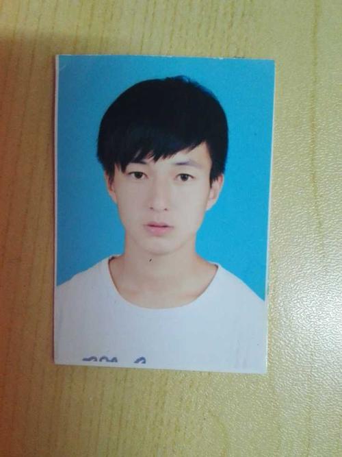 头像是我高三毕业的时候拍的证件照