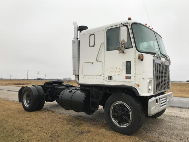 gmc astro 9500平头卡车 采用了眼镜式仪表盘