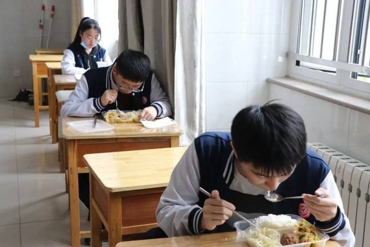 莒县第三中学:陪你,从清晨到日暮;爱你,可从未停止.