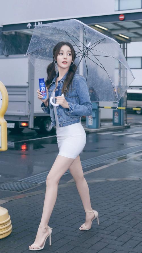 迪丽热巴分享200418迪丽热巴长腿细腰身材绝美动静之间尽显迷人曲线