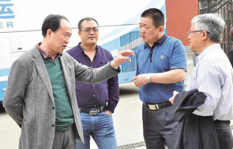 武汉大汉口食品有限公司董事长刘海元(左一)向来宾介绍公司发展情况