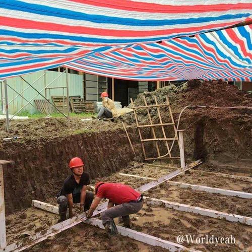 会码字的农民工在嘉兴小镇挖泥搭棚建房子