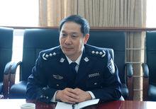 交警队教导员,副局长; 2002至2006年任辽宁省锦州市公安局副局长,党委