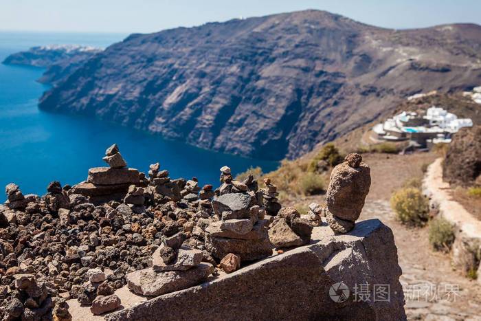 圣托里尼岛菲拉和奥瓦之间9号步行道上的岩石堆