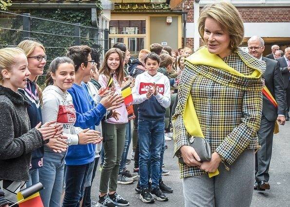 46岁比利时王后气质好高贵!穿格纹小斗篷外套好俏皮