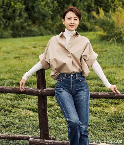 低调的卡其色与清新的白色风格十分相似,休闲的她更喜欢牛仔裤这样