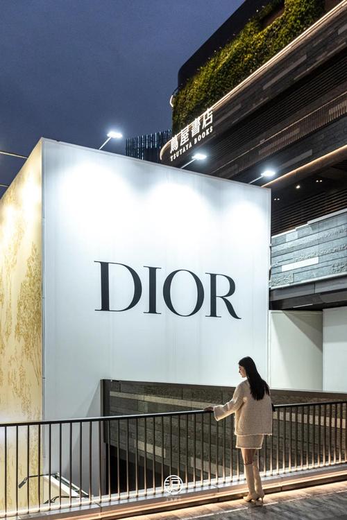 dior店铺也悄然换新装,连同阶梯一起fun肆变身,瞬间成为潮流打卡地!
