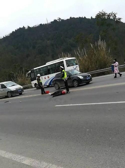今天下午,又是绵三路!重大车祸发生,已有1人死亡.