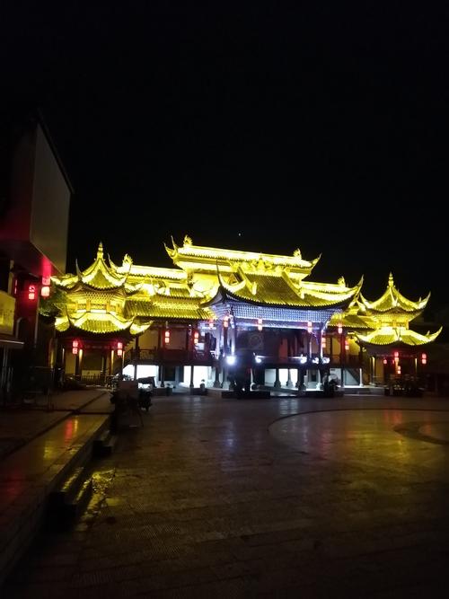贵州凯里下司的夜景,是迷人的.每个地方有每个不同的建筑特色.