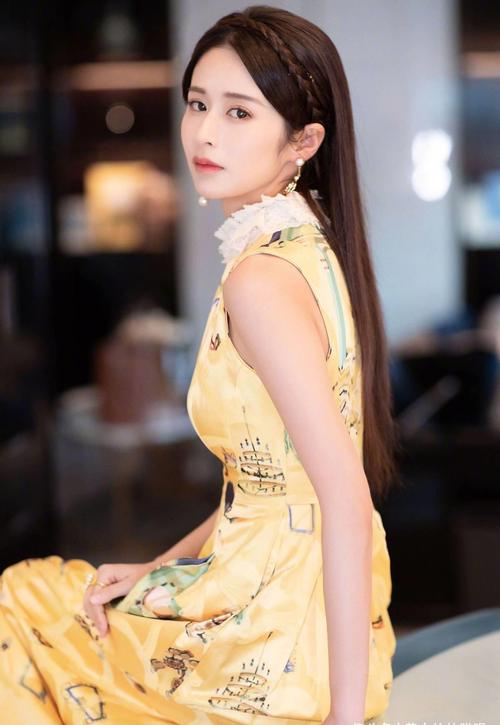 又被颖儿惊艳到,过腰长发配绑带裙登时尚杂志,满满的高级感