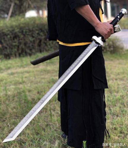 【装具】:亮银战刃设计套装 【鞘材】:独家纹饰皮包鞘 全长:108cm 仞