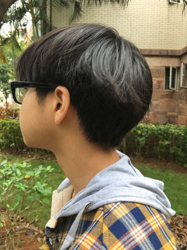 上了初中就不愿拍照了,偷拍了背面, 蘑菇头抒发了青春年少的情怀.