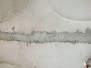 保利一区四标段抹灰墙面存在大面积人工后开槽,普通砂浆封堵,已开裂