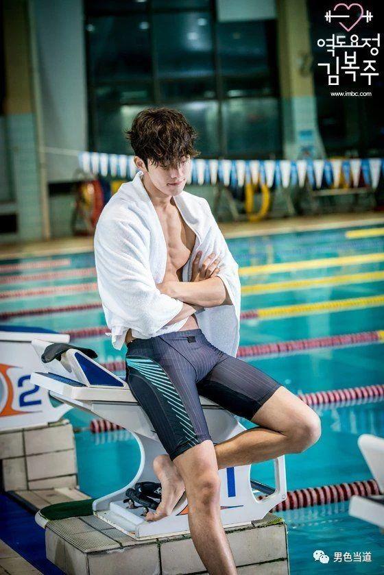 游泳健将show腹肌