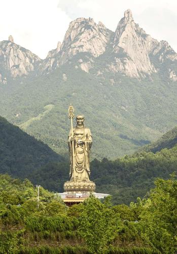 地藏菩萨露天铜像气势恢弘,高99米与九华山九十九座山峰,金地藏享年九