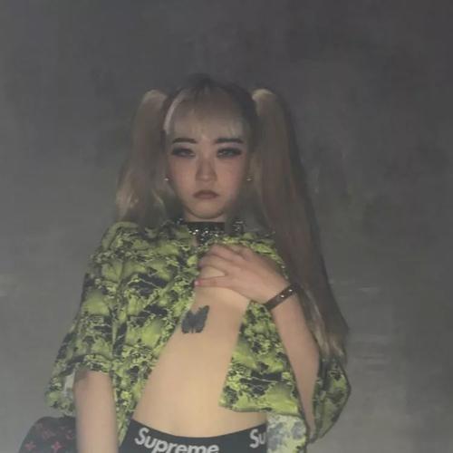这个扎着双马尾的日本女rapper说自己是个时髦的婊子