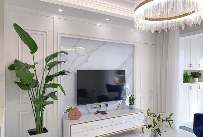 有些户型的原因,电视墙左侧或右边有一个房间门,为了显得更美观更大气