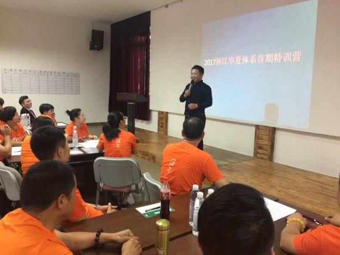 主持人王翔飞老师闪亮登场,这是他主持中所见最热情的一场会议!