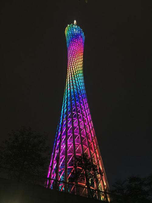 夜晚的小蛮腰变换着不同色彩的灯光