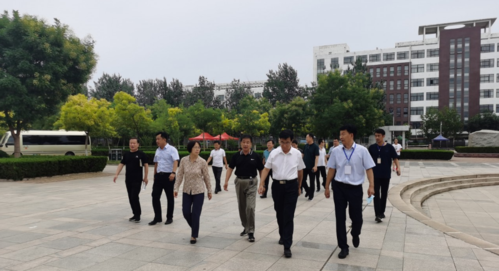 7月25日下午,区委副书记,区长李希岩到陵城一中检查指导工作.