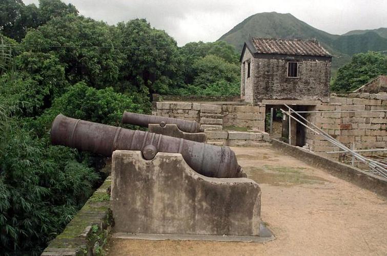 距离宝莲寺不远,主要景点有建于1873年的东涌炮台
