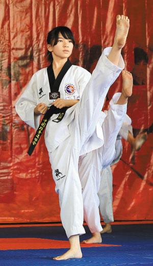 跆拳道表演的选手一板一眼