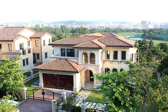 紫湖国际高尔夫山庄位于泉州高尔夫球场内,北靠紫帽山,群山环抱,森林