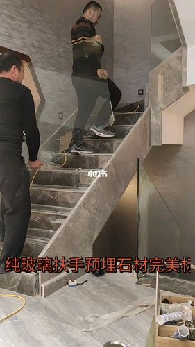 玻璃楼梯预埋钢槽,外侧石材干挂,装完玻璃_玻璃楼梯扶手_家居家装