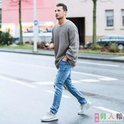 黑色牛仔裤 宽松毛衣搭配同色系的椰子运动鞋,时髦来的很容易