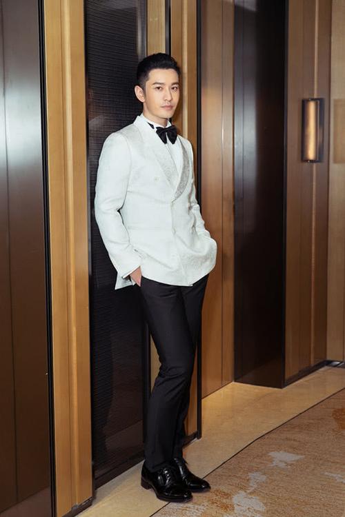 黄晓明外出,穿卡其色小西装搭黑色的西裤,帅气显年轻!