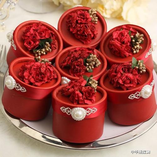 十二色礼之一,新娘上车(轿)的时候,新郎新娘入洞房的时候,都要撒喜糖