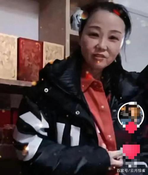 孙卓妈妈穿上儿子的衣服闻到熟悉的味道心里很踏实