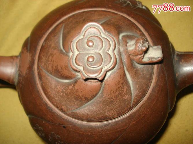 鱼化龙《老紫砂壶》