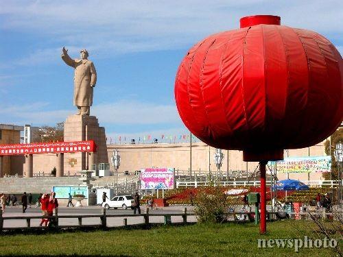洋溢着节日气氛的新疆喀什市人民广场