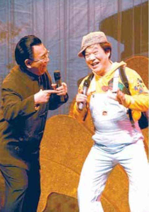 相声演员奇志办收徒仪式,74岁侯耀华坐c位,众弟子跪地