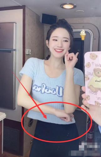 赵露思录视频只拍上半身,瞄到她被瑜伽裤勒紧的腰,我没眼花吧?