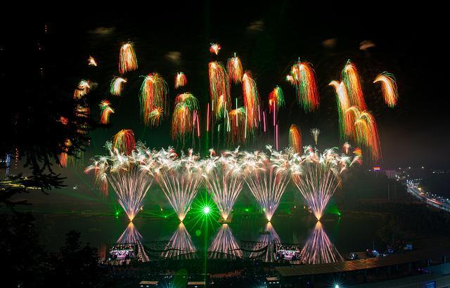 江西萍乡:"上栗之夜"创意焰火艺术汇演举行