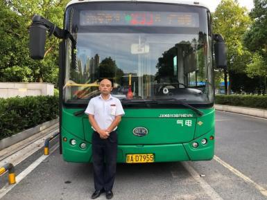 南昌街头一公交司机突然冲下车