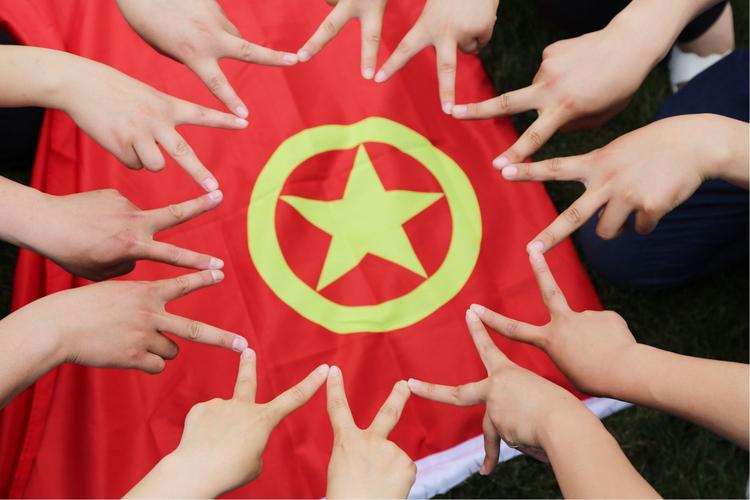 吐鲁番中支团委开展"五四青年节·我和团旗合个影"主题团日活动
