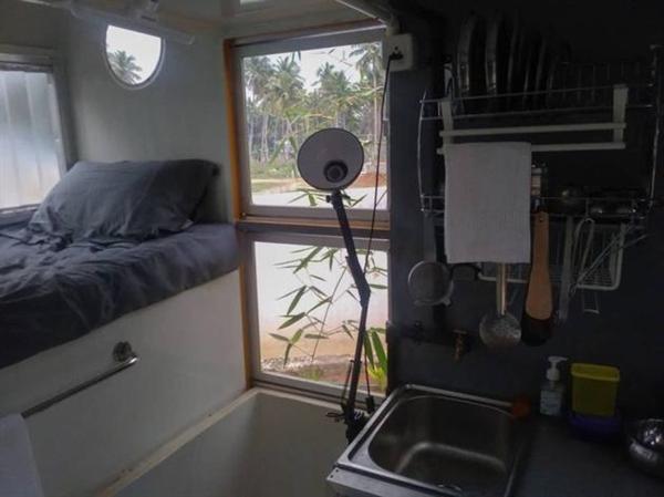 不到2米!印度人将三轮车爆改成房车:衣食住行一应俱全