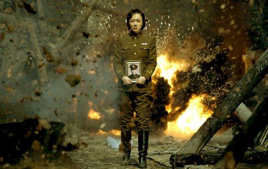 《血战长空》开播 李依晓不惧爆破穿越火线