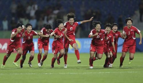 1民众捧花夹道欢迎.2在u20女足世界杯夺冠的朝鲜女足全队归国.