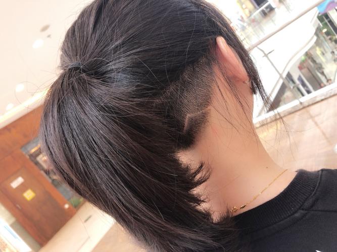 半剃头 没有后悔剃 反正觉得很酷很酷 头发尴尬期再说